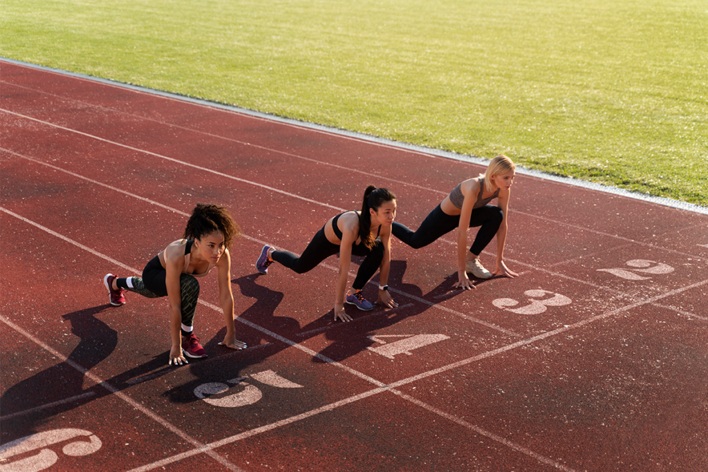 Conheça as lesões que afetam atletas olímpicos e saiba como se prevenir O mundo dos esportes olímpicos é repleto de talento, determinação e superação. No entanto, por trás de cada conquista impressionante, também existem desafios significativos, incluindo o risco constante de lesões. Atletas olímpicos enfrentam um intenso treinamento e competições de alto nível, o que pode levar a uma variedade de lesões. Neste texto, exploraremos as lesões mais comuns que afetam os competidores olímpicos, bem como estratégias essenciais de prevenção e tratamento. Uma realidade inevitável? Os atletas olímpicos estão sujeitos a uma ampla gama de lesões, algumas das quais podem ser bastante graves. Entre as lesões mais comuns estão as distensões musculares, entorses, lesões ligamentares, fraturas por estresse e tendinites. Essas lesões podem ocorrer em praticamente qualquer esporte olímpico, desde a ginástica até o levantamento de peso e corridas de velocidade. Estratégias para reduzir o risco de lesões Embora as lesões sejam uma realidade para atletas olímpicos, existem várias estratégias eficazes para reduzir o risco e manter os atletas saudáveis e em plena forma. Um elemento crucial é o aquecimento adequado antes do treinamento ou competição. Um aquecimento dinâmico, que inclui movimentos similares aos do esporte em questão, pode aumentar o fluxo sanguíneo para os músculos, melhorar a flexibilidade e preparar o corpo para o esforço físico. Além disso, a periodização do treinamento desempenha um papel importante na prevenção de lesões. Ao variar a intensidade e o foco do treinamento ao longo do tempo, os atletas podem evitar o excesso de uso e o desgaste excessivo em certos grupos musculares. Trabalhar com treinadores e profissionais de saúde especializados também é fundamental para desenvolver programas de treinamento personalizados que levem em consideração as necessidades individuais de cada atleta. Tratamento e recuperação adequados Apesar das melhores medidas de prevenção, lesões ainda podem ocorrer. Quando isso acontece, o tratamento e a recuperação adequados desempenham um papel fundamental na reintegração dos atletas ao seu nível máximo de desempenho. O descanso adequado é essencial para permitir que o corpo se cure e se regenere. Além disso, modalidades como fisioterapia, terapia ocupacional e técnicas de liberação miofascial podem ajudar a acelerar a recuperação e restaurar a amplitude de movimento. A abordagem multidisciplinar também é essencial para garantir uma recuperação bem-sucedida. Isso pode incluir a colaboração entre médicos esportivos, fisioterapeutas, nutricionistas e psicólogos esportivos. A saúde mental dos atletas desempenha um papel crucial na recuperação física, e abordar os aspectos psicológicos do processo de reabilitação é igualmente importante. Determinação e cuidados adequados As lesões são uma parte inevitável do mundo dos esportes olímpicos, mas os atletas estão longe de serem indefesos. Com a implementação de estratégias de prevenção sólidas, treinamento inteligente e abordagens abrangentes de tratamento, os competidores olímpicos podem enfrentar esses desafios de frente e continuar buscando a grandeza em seus esportes escolhidos. A combinação de determinação, cuidados adequados com o corpo e apoio da equipe pode ajudar os atletas a superarem obstáculos, alcançar resultados notáveis e inspirar pessoas de todo o mundo com suas conquistas. E aí, você sabia que é inevitável a lesão no esporte olímpico? Mas com os cuidados adequados pode ajudar a evitar muitas lesões! Aproveite e confira o nosso site com mais informações importantes sobre os tratamentos que a Imot Sports tem para os atletas.