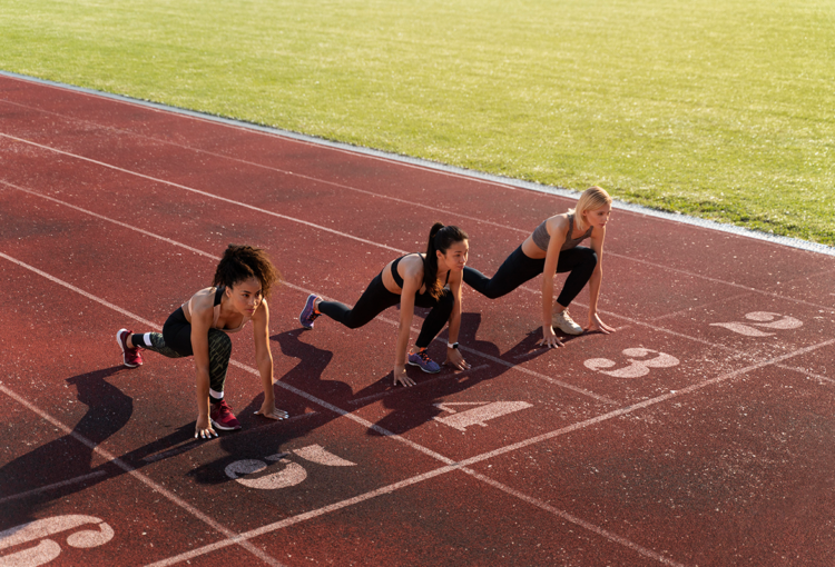 Conheça as lesões que afetam atletas olímpicos e saiba como se prevenir O mundo dos esportes olímpicos é repleto de talento, determinação e superação. No entanto, por trás de cada conquista impressionante, também existem desafios significativos, incluindo o risco constante de lesões. Atletas olímpicos enfrentam um intenso treinamento e competições de alto nível, o que pode levar a uma variedade de lesões. Neste texto, exploraremos as lesões mais comuns que afetam os competidores olímpicos, bem como estratégias essenciais de prevenção e tratamento. Uma realidade inevitável? Os atletas olímpicos estão sujeitos a uma ampla gama de lesões, algumas das quais podem ser bastante graves. Entre as lesões mais comuns estão as distensões musculares, entorses, lesões ligamentares, fraturas por estresse e tendinites. Essas lesões podem ocorrer em praticamente qualquer esporte olímpico, desde a ginástica até o levantamento de peso e corridas de velocidade. Estratégias para reduzir o risco de lesões Embora as lesões sejam uma realidade para atletas olímpicos, existem várias estratégias eficazes para reduzir o risco e manter os atletas saudáveis e em plena forma. Um elemento crucial é o aquecimento adequado antes do treinamento ou competição. Um aquecimento dinâmico, que inclui movimentos similares aos do esporte em questão, pode aumentar o fluxo sanguíneo para os músculos, melhorar a flexibilidade e preparar o corpo para o esforço físico. Além disso, a periodização do treinamento desempenha um papel importante na prevenção de lesões. Ao variar a intensidade e o foco do treinamento ao longo do tempo, os atletas podem evitar o excesso de uso e o desgaste excessivo em certos grupos musculares. Trabalhar com treinadores e profissionais de saúde especializados também é fundamental para desenvolver programas de treinamento personalizados que levem em consideração as necessidades individuais de cada atleta. Tratamento e recuperação adequados Apesar das melhores medidas de prevenção, lesões ainda podem ocorrer. Quando isso acontece, o tratamento e a recuperação adequados desempenham um papel fundamental na reintegração dos atletas ao seu nível máximo de desempenho. O descanso adequado é essencial para permitir que o corpo se cure e se regenere. Além disso, modalidades como fisioterapia, terapia ocupacional e técnicas de liberação miofascial podem ajudar a acelerar a recuperação e restaurar a amplitude de movimento. A abordagem multidisciplinar também é essencial para garantir uma recuperação bem-sucedida. Isso pode incluir a colaboração entre médicos esportivos, fisioterapeutas, nutricionistas e psicólogos esportivos. A saúde mental dos atletas desempenha um papel crucial na recuperação física, e abordar os aspectos psicológicos do processo de reabilitação é igualmente importante. Determinação e cuidados adequados As lesões são uma parte inevitável do mundo dos esportes olímpicos, mas os atletas estão longe de serem indefesos. Com a implementação de estratégias de prevenção sólidas, treinamento inteligente e abordagens abrangentes de tratamento, os competidores olímpicos podem enfrentar esses desafios de frente e continuar buscando a grandeza em seus esportes escolhidos. A combinação de determinação, cuidados adequados com o corpo e apoio da equipe pode ajudar os atletas a superarem obstáculos, alcançar resultados notáveis e inspirar pessoas de todo o mundo com suas conquistas. E aí, você sabia que é inevitável a lesão no esporte olímpico? Mas com os cuidados adequados pode ajudar a evitar muitas lesões! Aproveite e confira o nosso site com mais informações importantes sobre os tratamentos que a Imot Sports tem para os atletas.