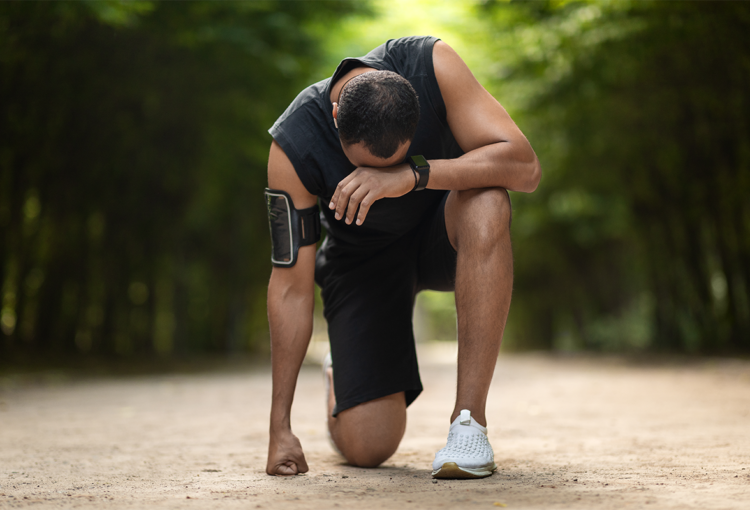 Como tratar a tensão muscular pós treino? Você já passou pela experiência de iniciar uma rotina de exercícios e acordar no dia seguinte com dores nos músculos que você trabalhou? Quando (re)começamos a treinar, é normal que nossos músculos fiquem doloridos, pois estamos ativando partes do corpo que estavam sem serem utilizadas de forma intensa. Essa dor pós-treino, tanto para atletas quanto para pessoas sedentárias, faz parte do processo de adaptação do corpo e ocorre devido ao estímulo muscular. No entanto, há maneiras de aliviar essa sensação desconfortável e entender por que ela acontece. Vamos explorar mais sobre o assunto neste artigo. O que é a dor pós-treino? A dor pós-treino é conhecida como mialgia ou dor muscular de início tardio (DMTI). Ela ocorre devido ao acúmulo de ácido lático nos músculos. Quando usamos nossos músculos, ocorrem microlesões nas fibras musculares, o que estimula o crescimento e o fortalecimento dos músculos. Esse processo envolve a regeneração das fibras musculares, fazendo com que elas cresçam em tamanho e recebam mais nutrientes devido ao aumento do fluxo sanguíneo. O rompimento das membranas durante esse processo causa inflamação, resultando na dor muscular pós-treino, que é um alerta natural do corpo. A intensidade, a frequência e a carga dos exercícios afetam a forma como cada pessoa sente a dor pós-treino de maneira diferente. Por que ocorre a dor muscular pós-treino? A dor muscular pós-treino é uma resposta natural do corpo ao uso dos músculos. Ela ocorre sempre que iniciamos uma atividade física, especialmente quando introduzimos novos treinos que desafiam mais os músculos. Com o tempo, os músculos desenvolvem mecanismos de recuperação para reparar as microlesões e aumentar a resistência ao exercício. Esse é o processo natural que permite que o corpo evolua à medida que avançamos em nossa rotina de treinamento. No entanto, se a dor persistir por um período prolongado, ela deve ser investigada e diagnosticada por um profissional de saúde, pois pode ser um sintoma de problemas como tendinopatias, bursites ou lesões musculares graves, que vão além do processo natural de adaptação. Quanto tempo dura a dor pós-treino? A dor pós-treino geralmente aparece algumas horas após o exercício, cerca de 4 a 6 horas depois. No entanto, ela tende a aumentar com o tempo e atinge o pico entre 24 e 48 horas após o exercício. Em alguns casos, a dor pode persistir por 3 a 5 dias, dependendo das características individuais de cada pessoa. O que fazer para aliviar a dor pós-treino? Como a dor pós-treino é um fenômeno natural, é provável que ela ocorra. No entanto, existem maneiras de amenizar o desconforto muscular. Aqui estão algumas alternativas: 1. Compressas frias: O gelo é eficaz para evitar danos musculares graves e acelerar a recuperação das microlesões. Aplique compressas frias ou gelo na área dolorida por cerca de 10 a 15 minutos, várias vezes ao dia. 2. Massagem na área dolorida: Massagens aumentam o fluxo sanguíneo nos músculos, reduzindo a inflamação e acelerando a recuperação das fibras musculares rompidas. Massageie as áreas acima e abaixo da região dolorida antes de massagear o músculo afetado. 3. Descanso do grupo muscular: Respeitar o período de 24 a 48 horas de descanso entre os treinos é fundamental. Deixe o corpo se recuperar naturalmente antes de retomar os exercícios. Evite treinar os músculos que estão doloridos, alternando os grupos musculares trabalhados. Dicas simples de como evitar a dor pós-treino Além de aliviar as dores musculares, você pode adotar hábitos para prevenir o aparecimento da dor pós-treino e reduzir sua intensidade. Aqui estão três dicas para isso: 1. Hidratação adequada: Mantenha-se bem hidratado durante o exercício. A água ajuda na síntese de nutrientes e na oxigenação dos músculos, prevenindo cãibras e dores musculares. 2. Alimentação saudável: Tenha uma dieta equilibrada para fortalecer o corpo, incluindo os músculos. A qualidade da alimentação está diretamente relacionada ao desempenho físico, portanto, escolha alimentos nutritivos antes do treino. 3. Exercícios com moderação: Aqueça e alongue o corpo adequadamente antes do exercício. Faça treinos regulares e respeite seus limites. Progressão gradual é essencial, especialmente para iniciantes. Considere a orientação de um profissional de saúde para garantir uma execução correta dos exercícios. A tensão muscular pós treino é uma experiência comum para quem pratica exercícios físicos, mas não precisa ser um obstáculo para a sua jornada de condicionamento físico. Com a aplicação de alongamentos, massagem, terapia com gelo e calor, descanso adequado e uma dieta balanceada, você pode tratar eficazmente a tensão muscular, acelerar sua recuperação e continuar progredindo em direção aos seus objetivos fitness. Lembre-se sempre de ouvir o seu corpo e ajustar sua rotina conforme necessário para evitar lesões e melhorar o desempenho. Para oferecer sempre o melhor atendimento, o ImotSports utiliza equipamentos de alta tecnologia para obtenção dos melhores resultados no menor tempo possível.